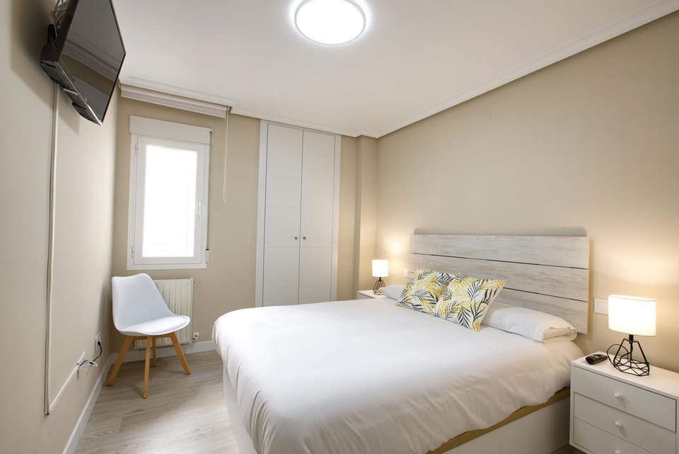 Bed, TV and multimedia, Photo of the whole room, Bedroom