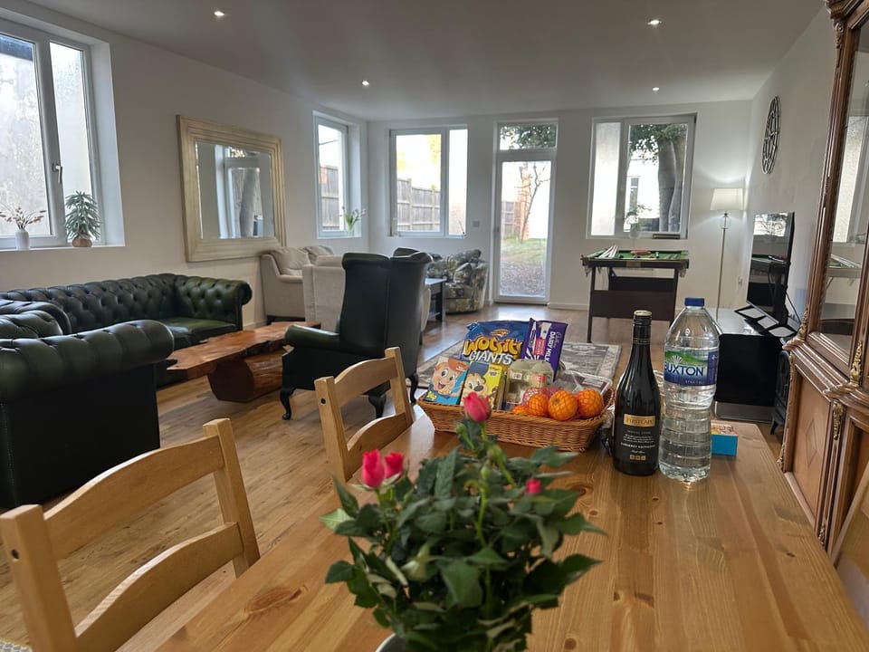 North London A spacious 7 bedroom house accommodating up to 18 people complete with own gym and table tennis House in London
