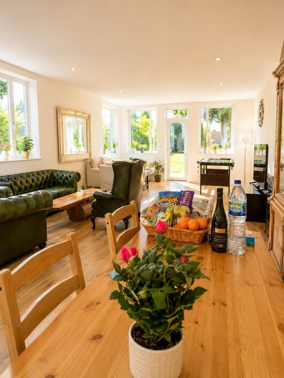 North London A spacious 7 bedroom house accommodating up to 18 people complete with own gym and table tennis House in London