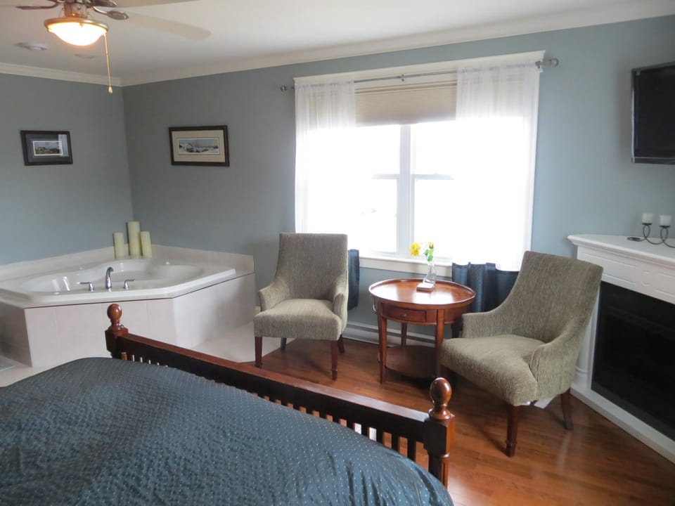 Bed, Photo of the whole room, Decorative detail, Seating area, Bedroom