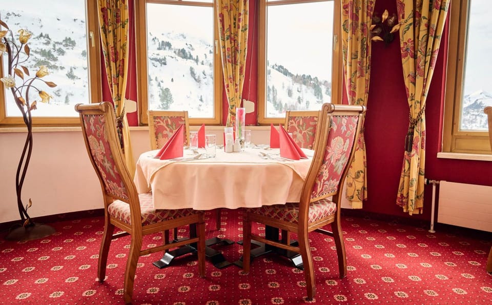 Restaurant/places to eat, Dining area, Breakfast