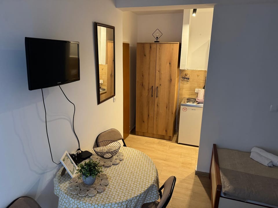Seating area, Dining area, wardrobe