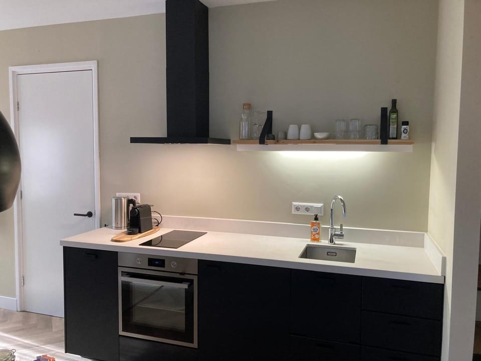 Coffee/tea facilities, Kitchen or kitchenette, dishwasher, stove