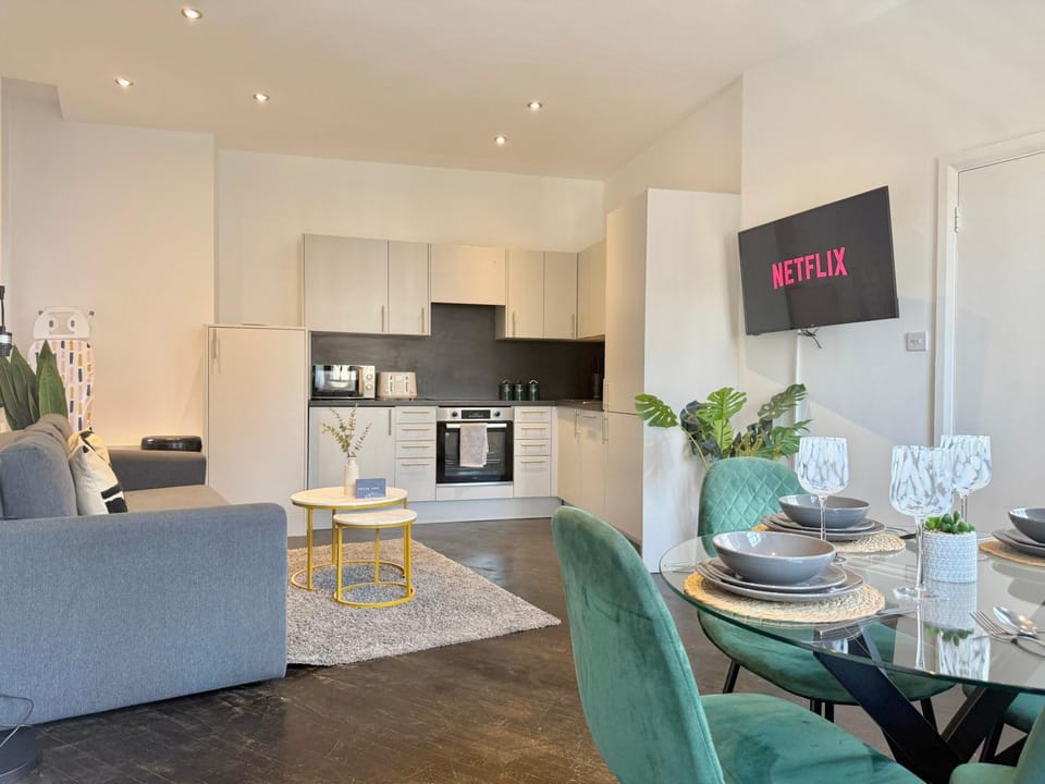 Coffee/tea facilities, Kitchen or kitchenette, Living room, Seating area, Dining area, oven, stove, toaster