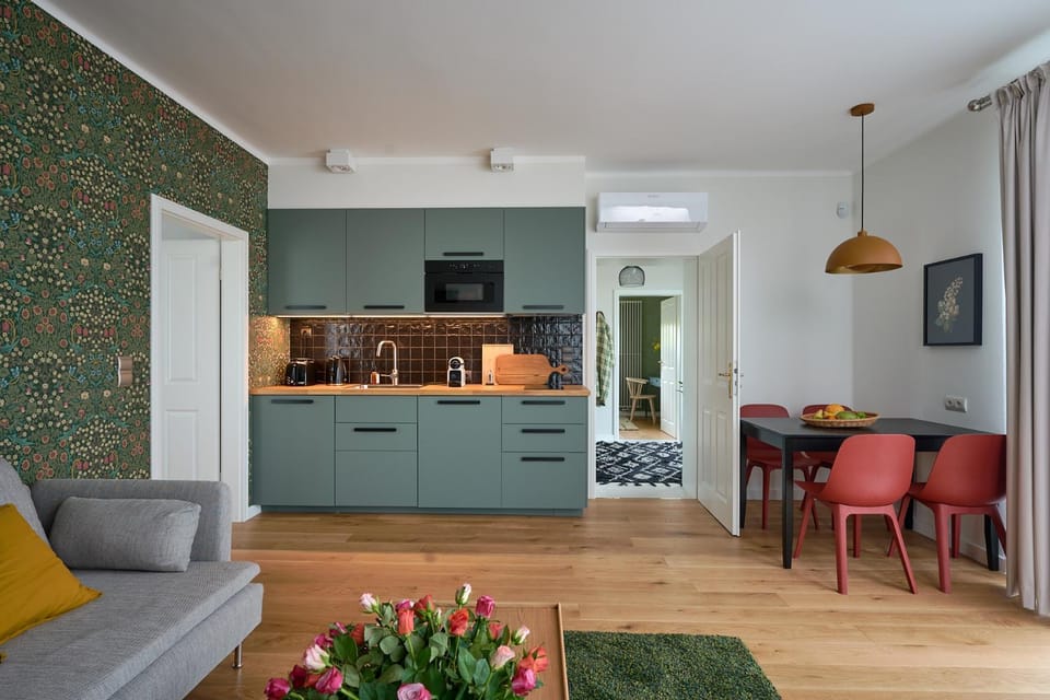 TV and multimedia, Coffee/tea facilities, Kitchen or kitchenette, Living room, Seating area, Dining area, minibar, stove