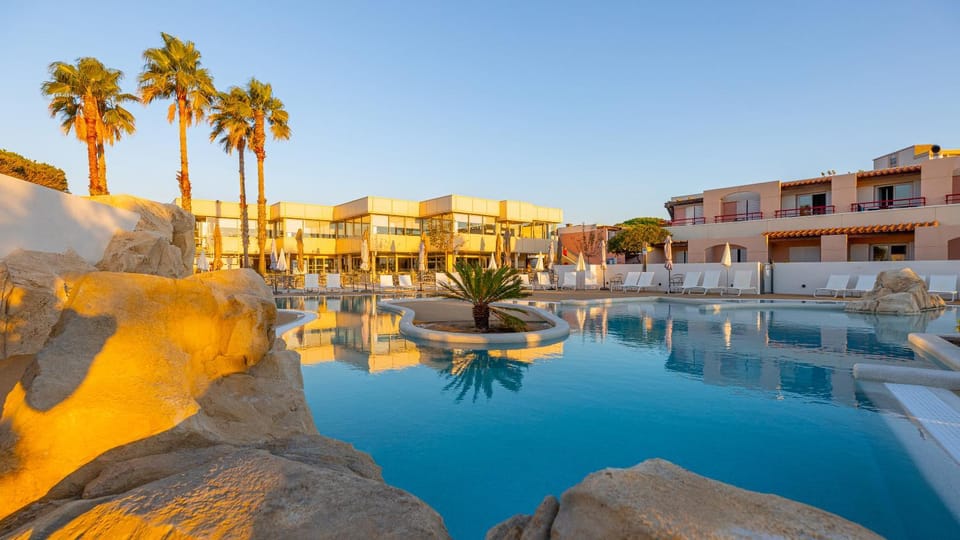 Pool view, Swimming pool, sunbed