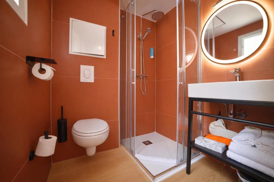 Shower, Toilet, Bathroom, towels