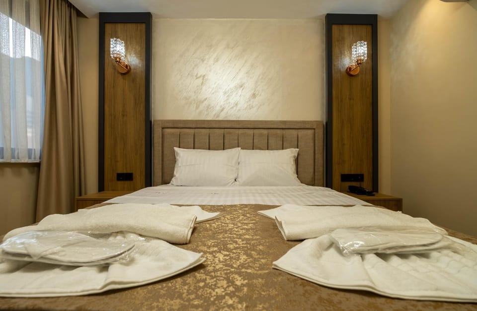 Bed, Photo of the whole room, Bedroom, towels