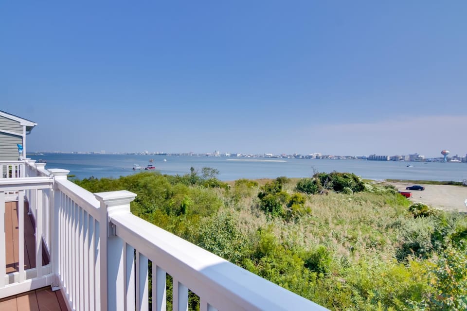 Bay Views! Luxury Family Retreat in Ocean City House in Worcester County