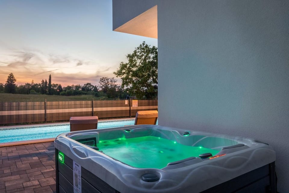 Hot Tub, Hot Tub