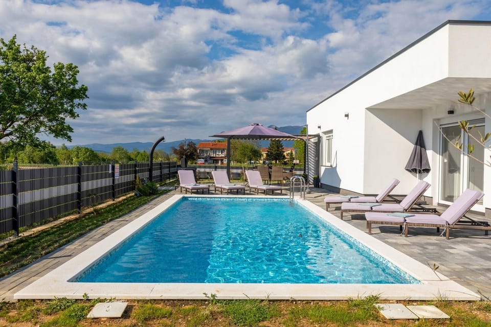 Property building, Swimming pool, Swimming pool