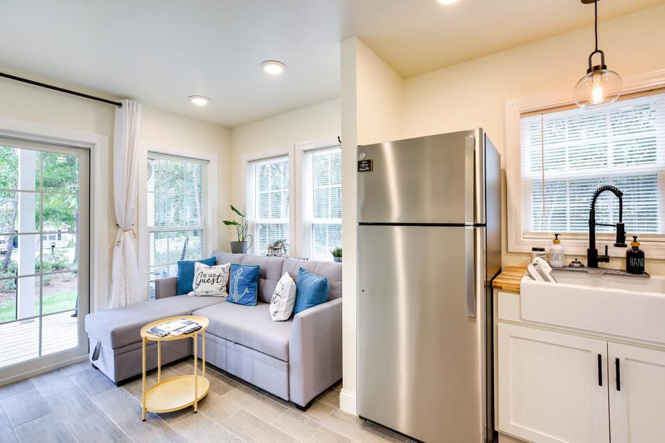 Cozy Cottage: Minutes to Downtown Southport! House in Southport