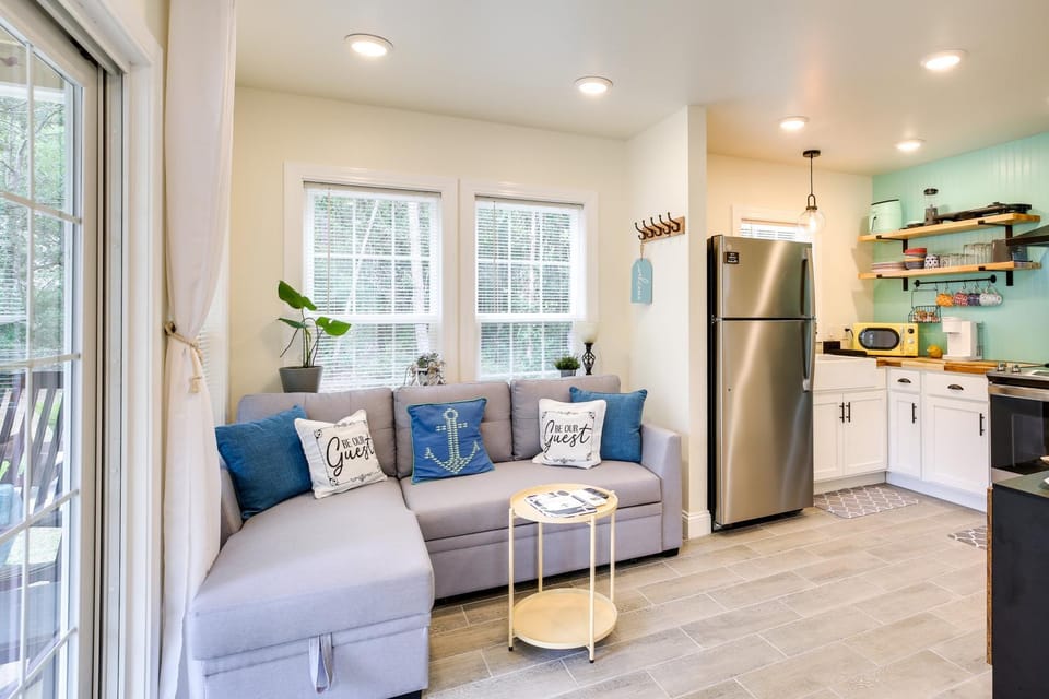Cozy Cottage: Minutes to Downtown Southport! House in Southport