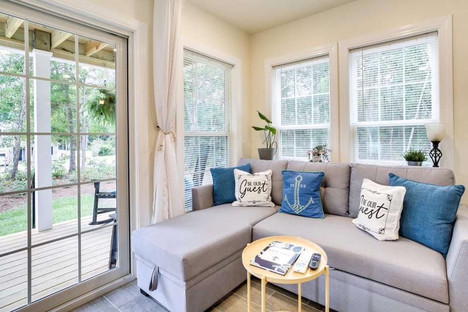 Cozy Cottage: Minutes to Downtown Southport! House in Southport