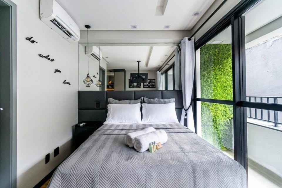 Bed, TV and multimedia, Decorative detail, Bedroom