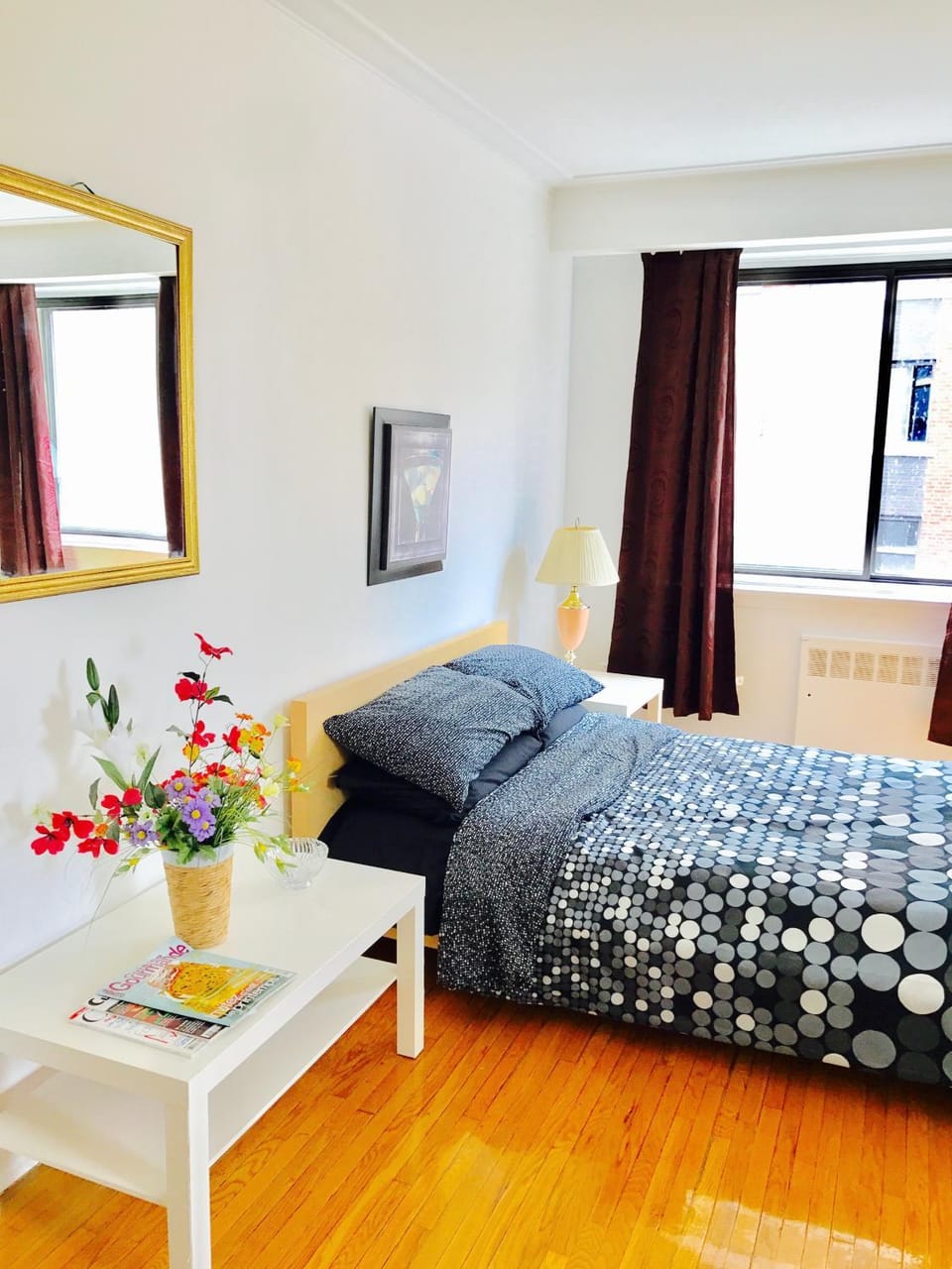 Stylish Montreal Apartment: Comfortable Stay in the Golden Square Mile Apartment in Montreal