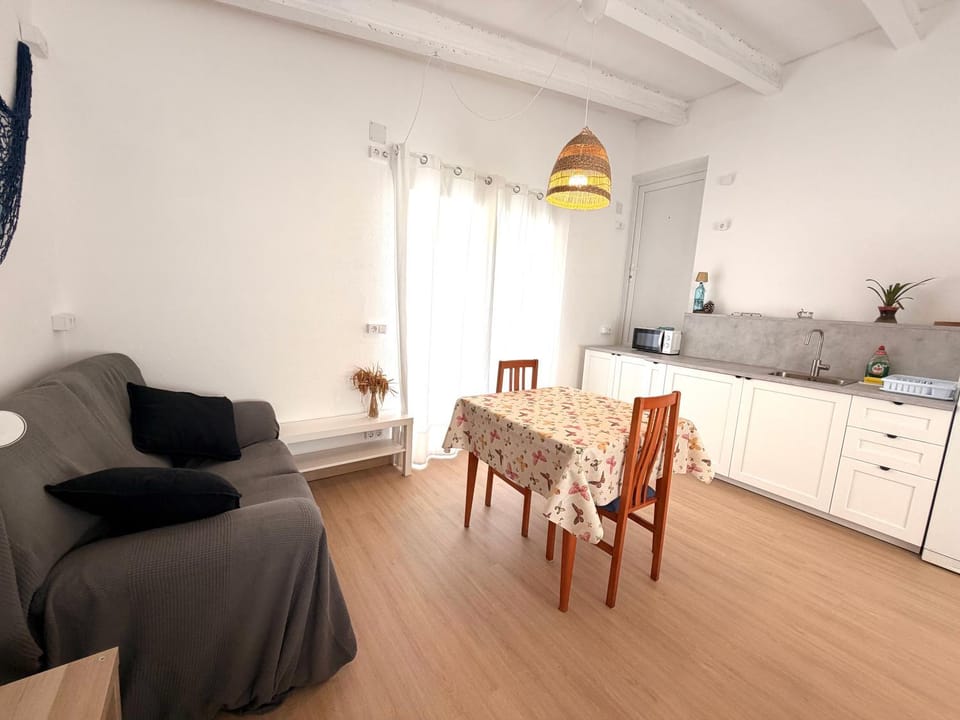Kitchen or kitchenette, Living room, Seating area, Dining area