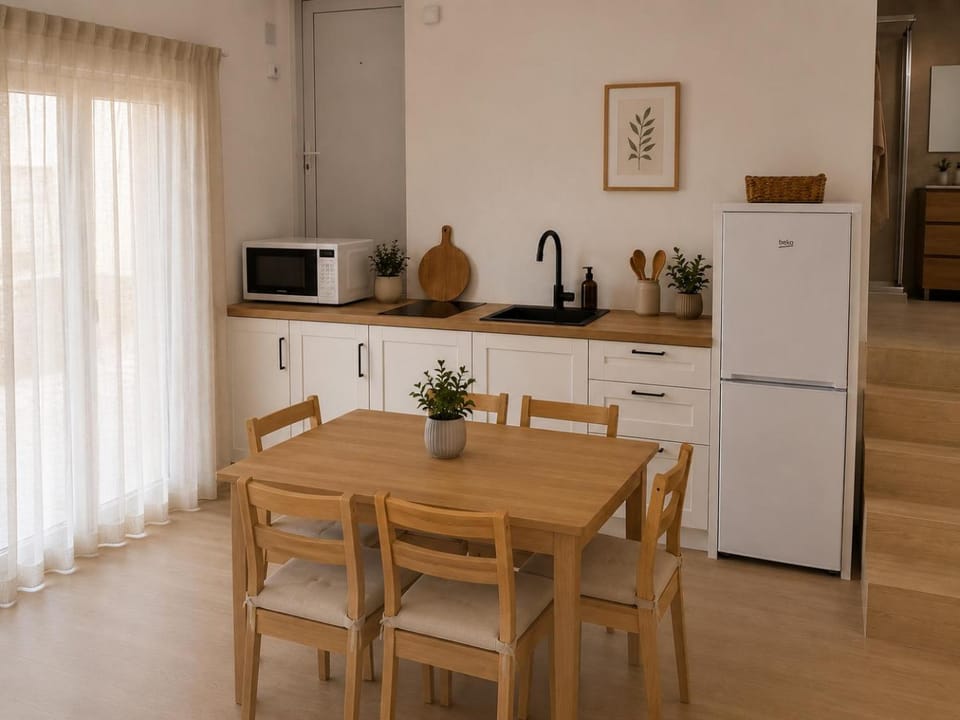 Kitchen or kitchenette, Dining area