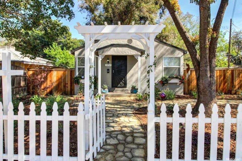 Smart Eclectic ART HOUSE near the beat House in Sacramento
