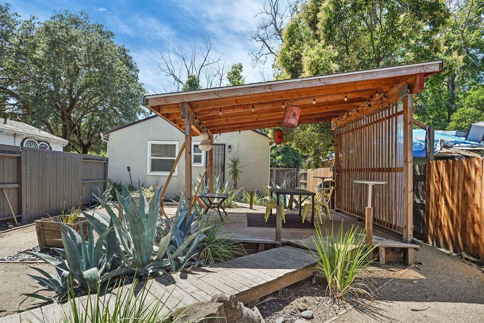 Smart Eclectic ART HOUSE near the beat House in Sacramento