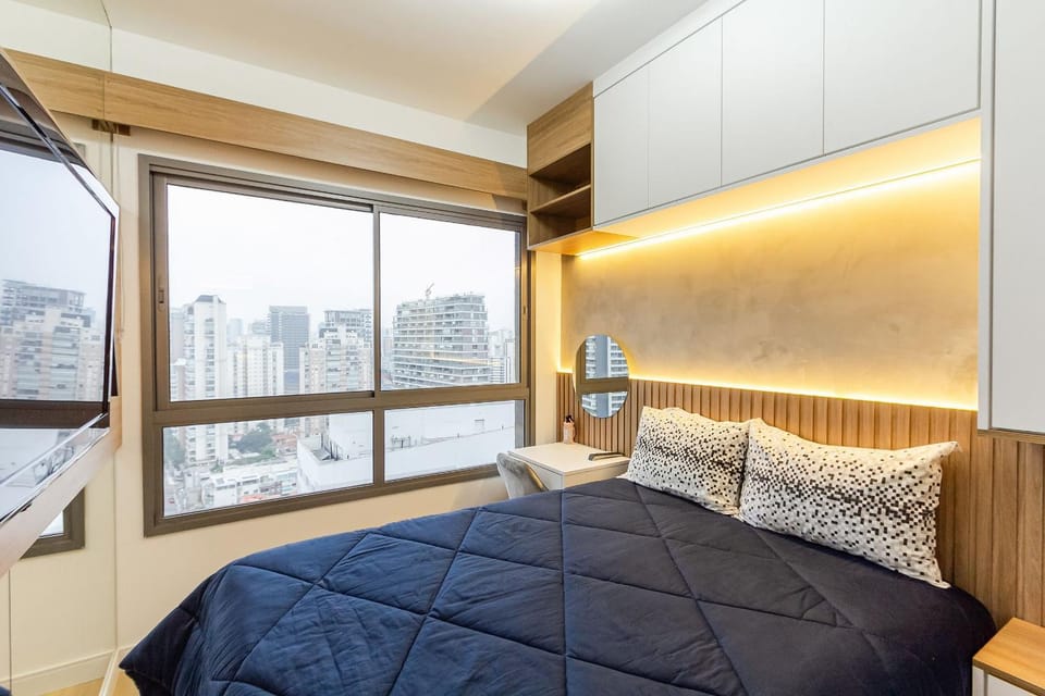 Shower, Toilet, Bed, Bedroom, On site, City view, Street view