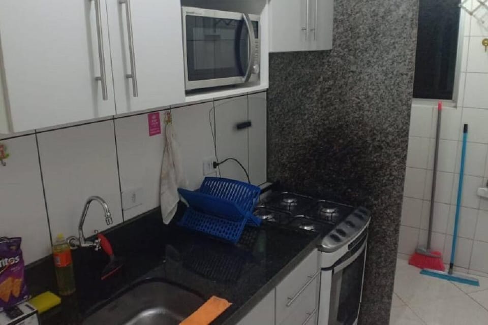 Kitchen or kitchenette, minibar, stove