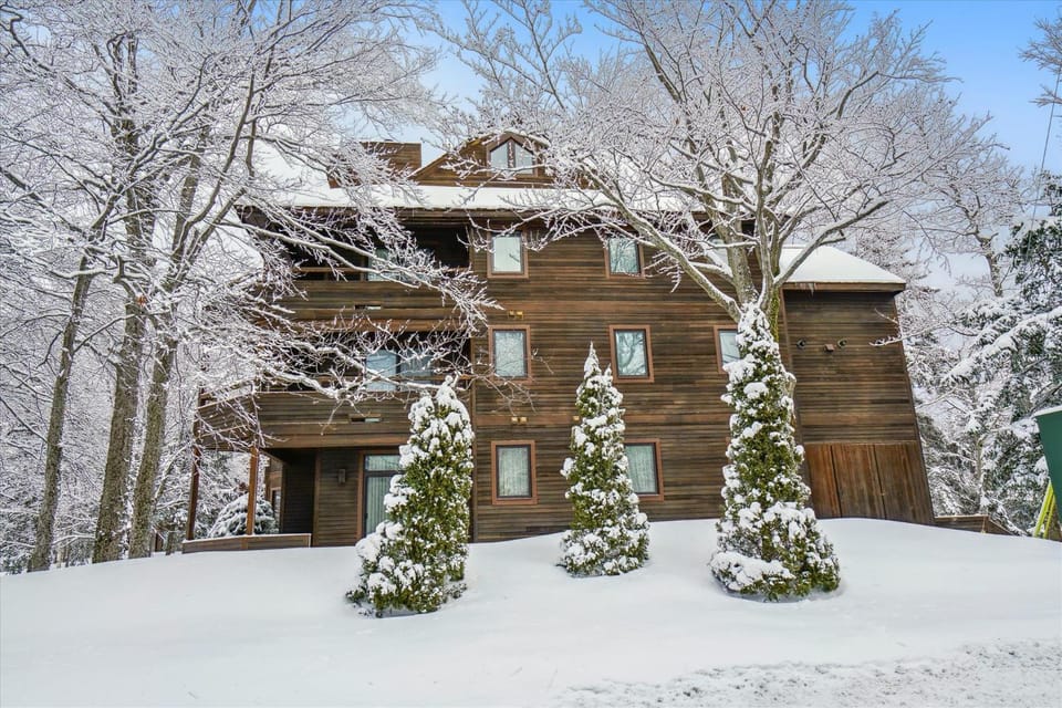 Highridge B16A Inviting Queen Room for Two with Access to Pool and Hot Tub Hotel in Mendon