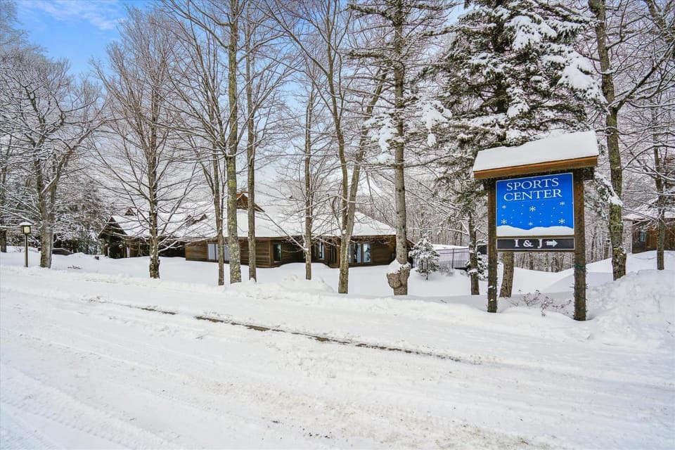 Highridge B16A Inviting Queen Room for Two with Access to Pool and Hot Tub Hotel in Mendon