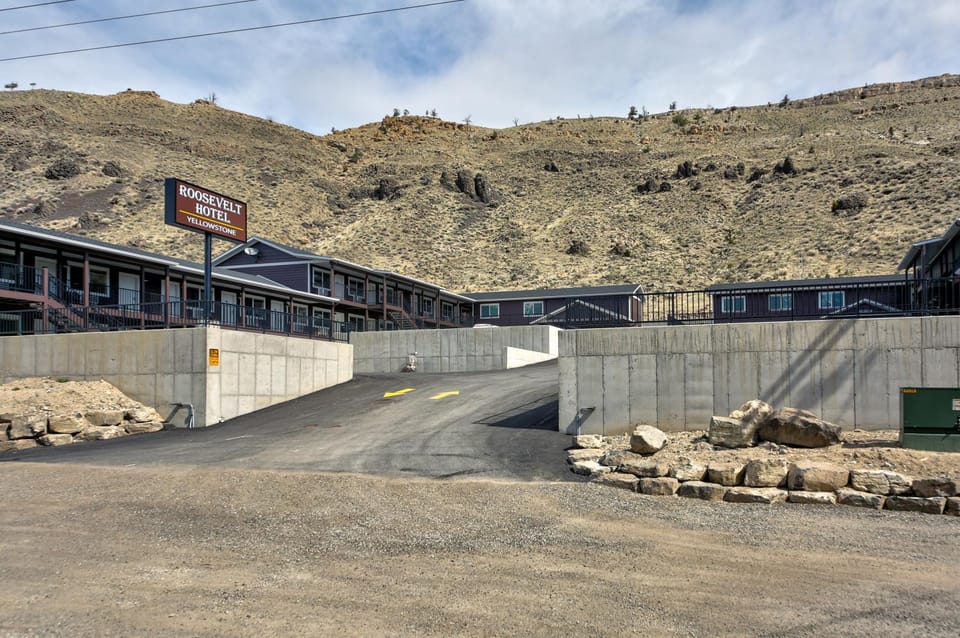 Property building, Day, Natural landscape, Business facilities, Mountain view, Street view