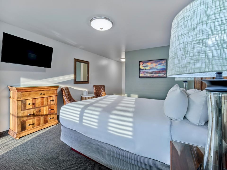 Bed, TV and multimedia, Bedroom