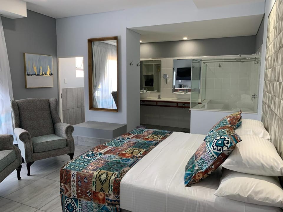 Photo of the whole room, Seating area, Bedroom