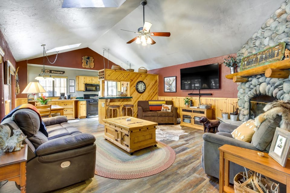 Central Big Bear Lake Retreat w/ Private Hot Tub! House in Big Bear
