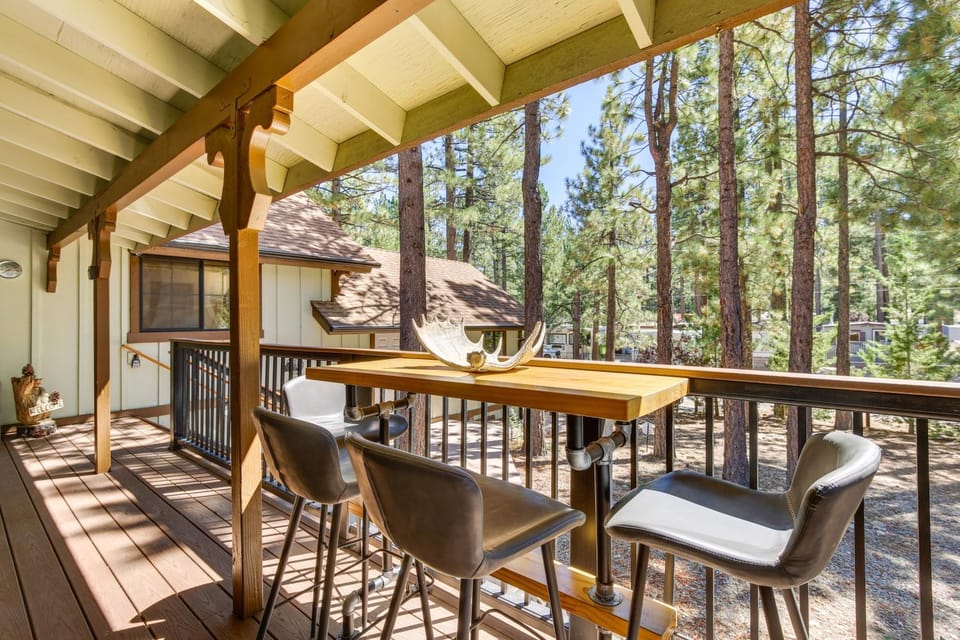 Central Big Bear Lake Retreat w/ Private Hot Tub! House in Big Bear