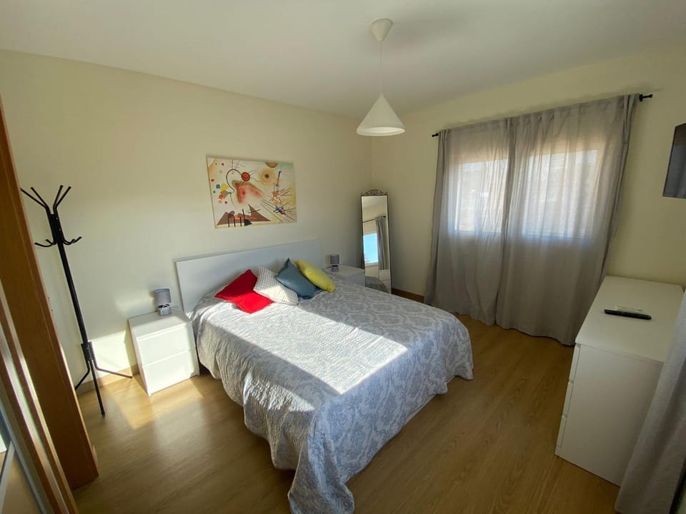 Bed, TV and multimedia, Bedroom, wardrobe