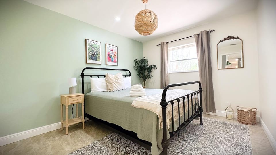 Bed, Photo of the whole room, Bedroom, towels