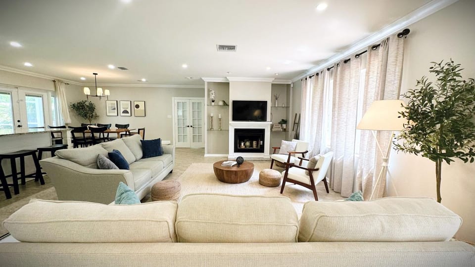 Communal lounge/ TV room, TV and multimedia, Kitchen or kitchenette, Living room, Seating area, Evening entertainment