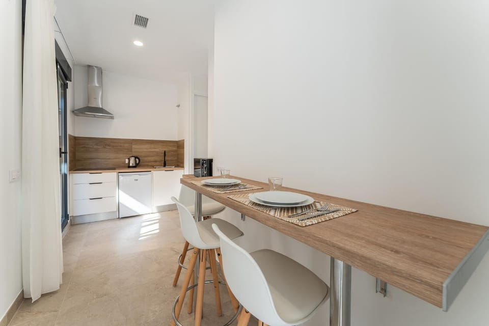 Kitchen or kitchenette, Living room, Dining area, minibar, stove