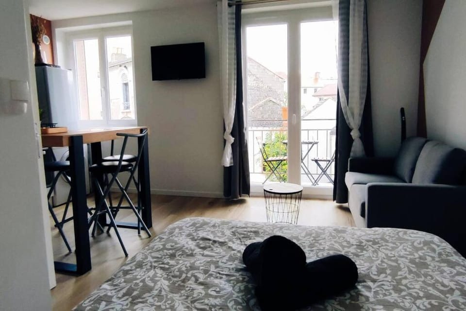 Bed, TV and multimedia, Seating area, Dining area, Bedroom