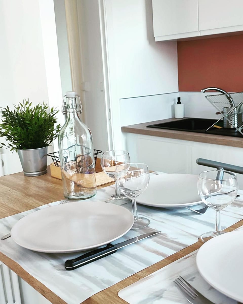 Kitchen or kitchenette, Dining area