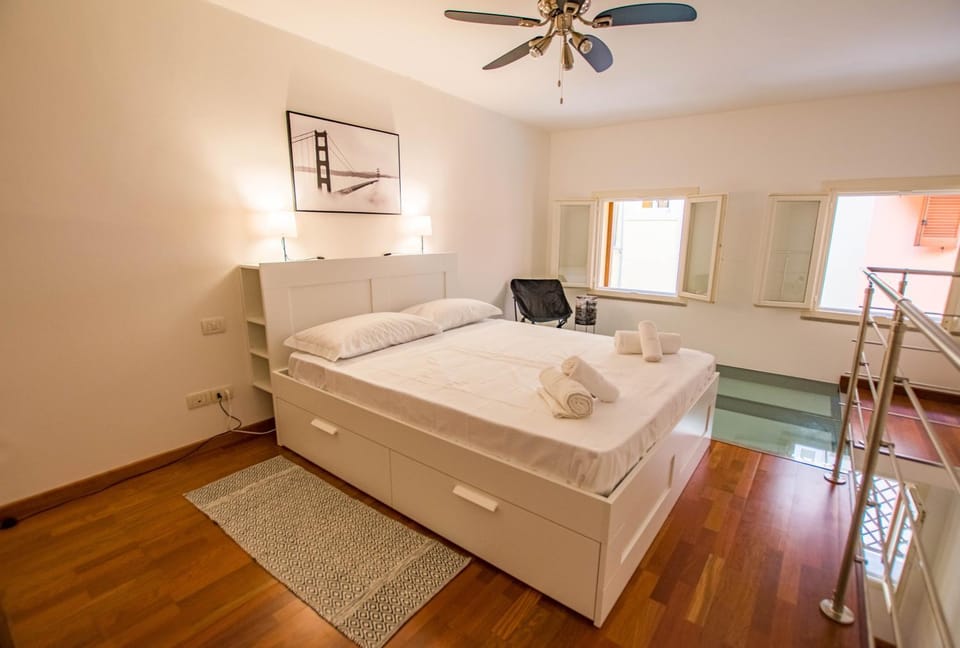 Bed, Photo of the whole room, Bedroom, fireplace, towels