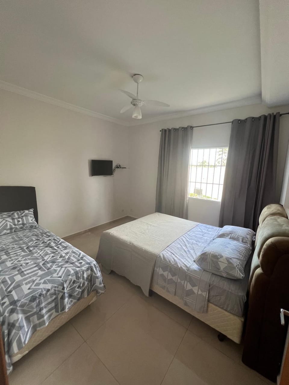 Bed, TV and multimedia, Bedroom