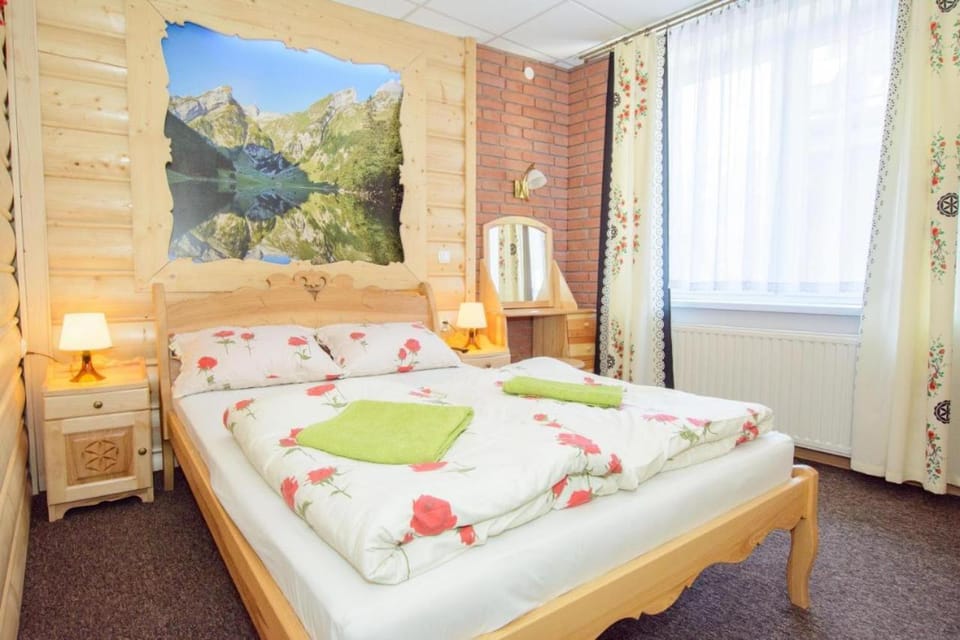 Bed, Photo of the whole room, towels