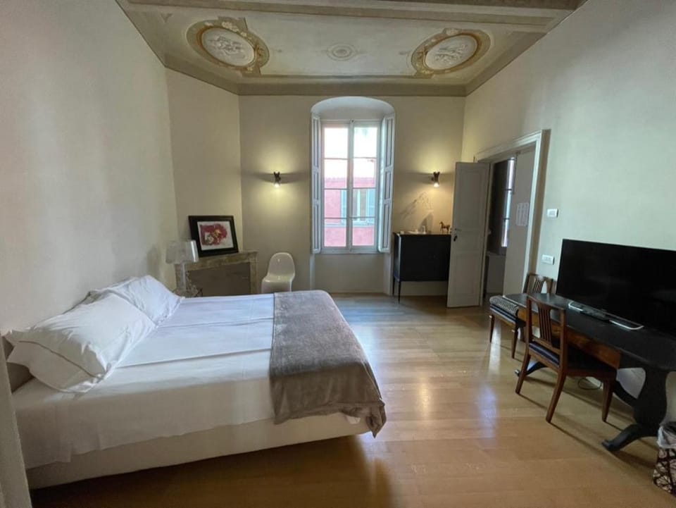 Photo of the whole room, Bedroom