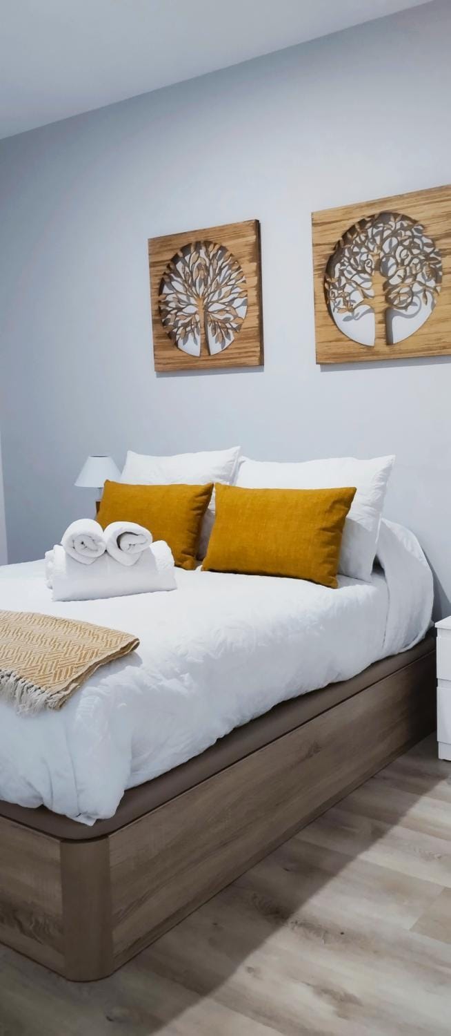 Bed, Bedroom, towels