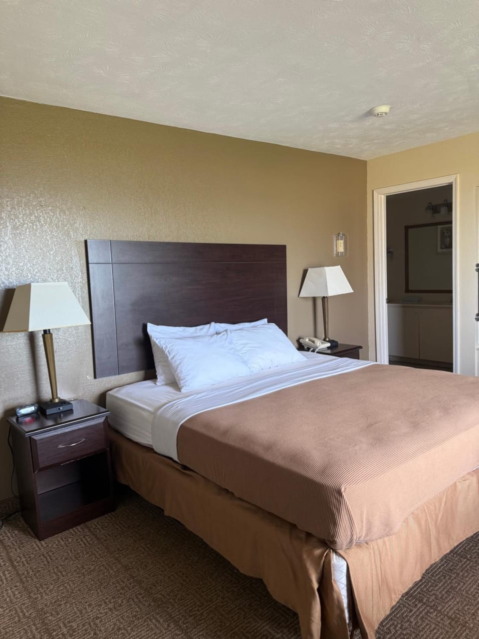 Clinton Inn & Suites Hotel in Port Clinton