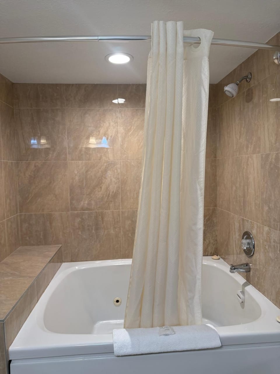 Clinton Inn & Suites Hotel in Port Clinton