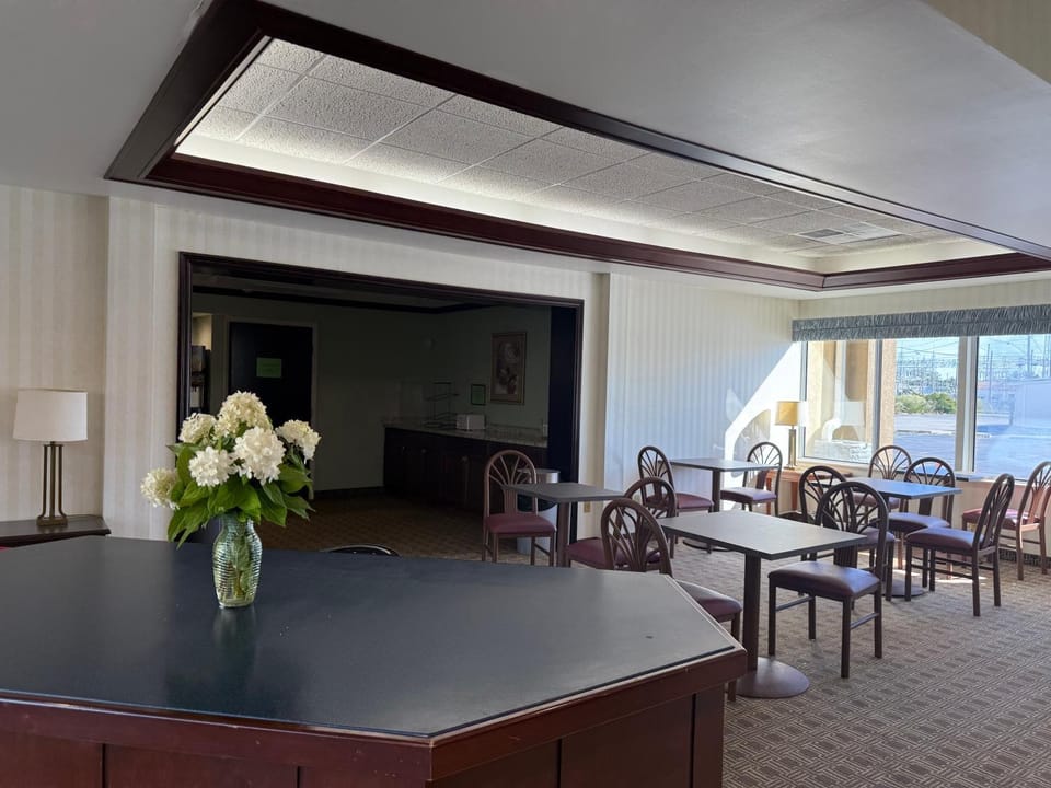 Clinton Inn & Suites Hotel in Port Clinton
