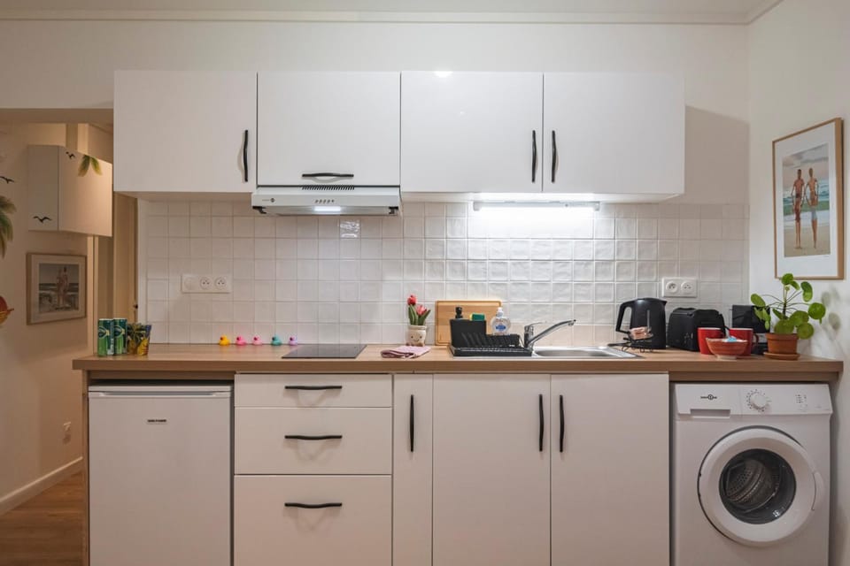 Kitchen or kitchenette, minibar, stove, toaster, washing machine