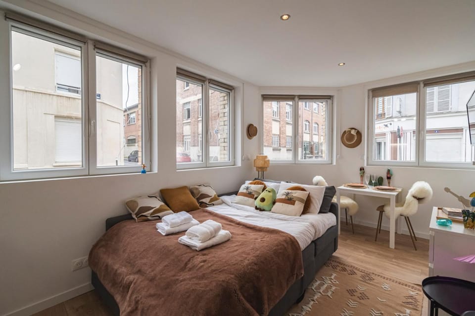 Bed, Living room, Photo of the whole room, Seating area, Bedroom, towels