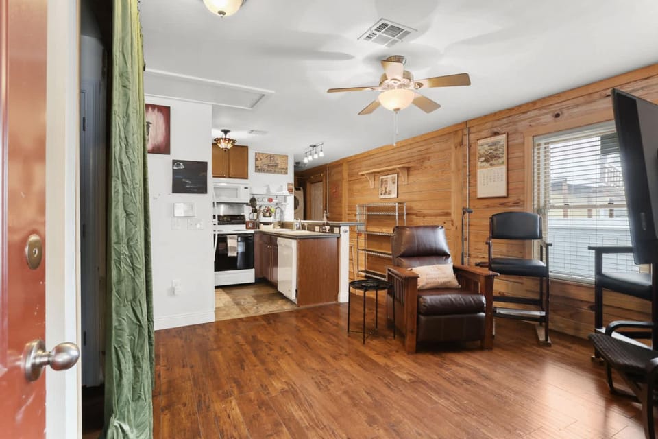 Unique 3BD 'Urban Cabin' close to French Quarter Cabin in New Orleans